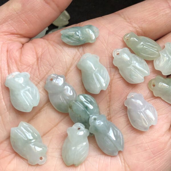 10 pcs / 20 pcs 16 * 10 mm genuine natural jadeite cicada shape pendant bead